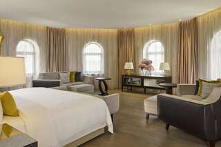 Отель The Alexander, a Luxury Collection Hotel, Yerevan Ереван Абовян, люкс с 1 кроватью размера «king-size»-1